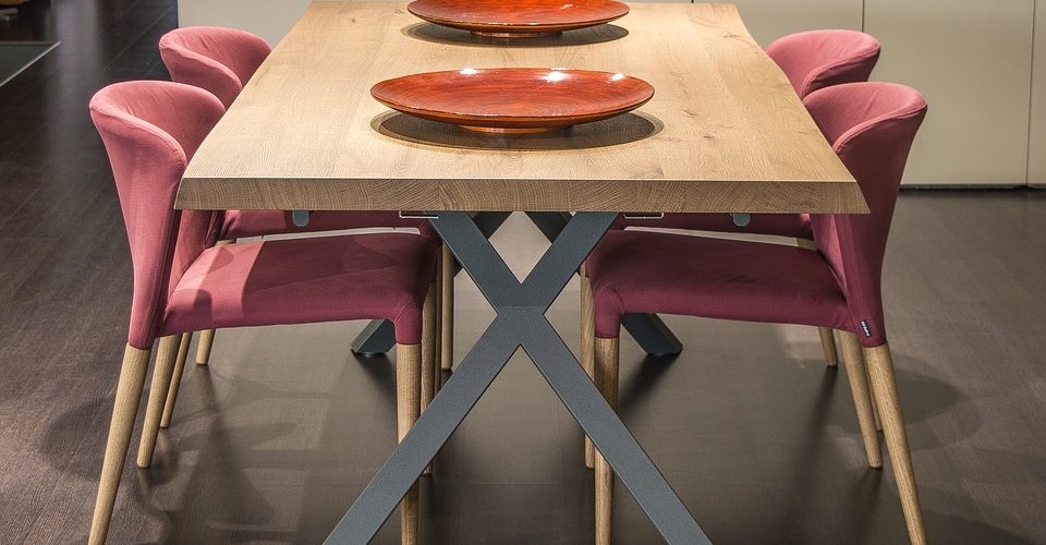 stoły z jakiego gatunku drewna